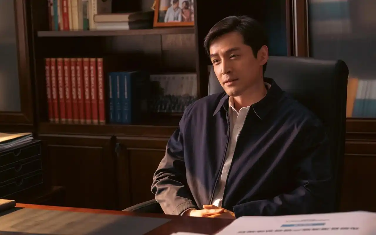 胡歌饰演县长梅晓歌.