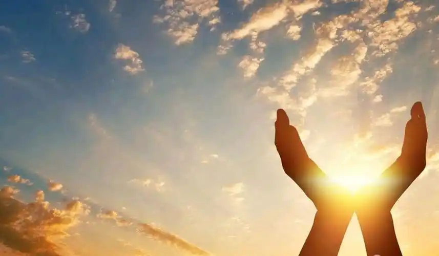 手捧着太阳,我的心儿向着党.