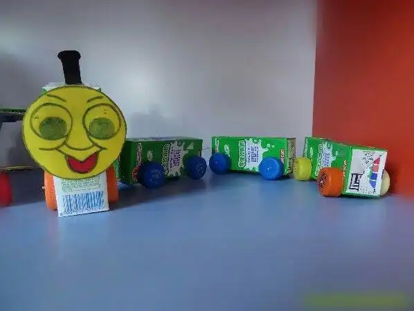 瞧,牛奶盒子做的小火车,孩子们很喜欢哦!