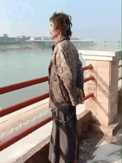 网红流浪汉英姿飒爽这种气势一般怎能做到