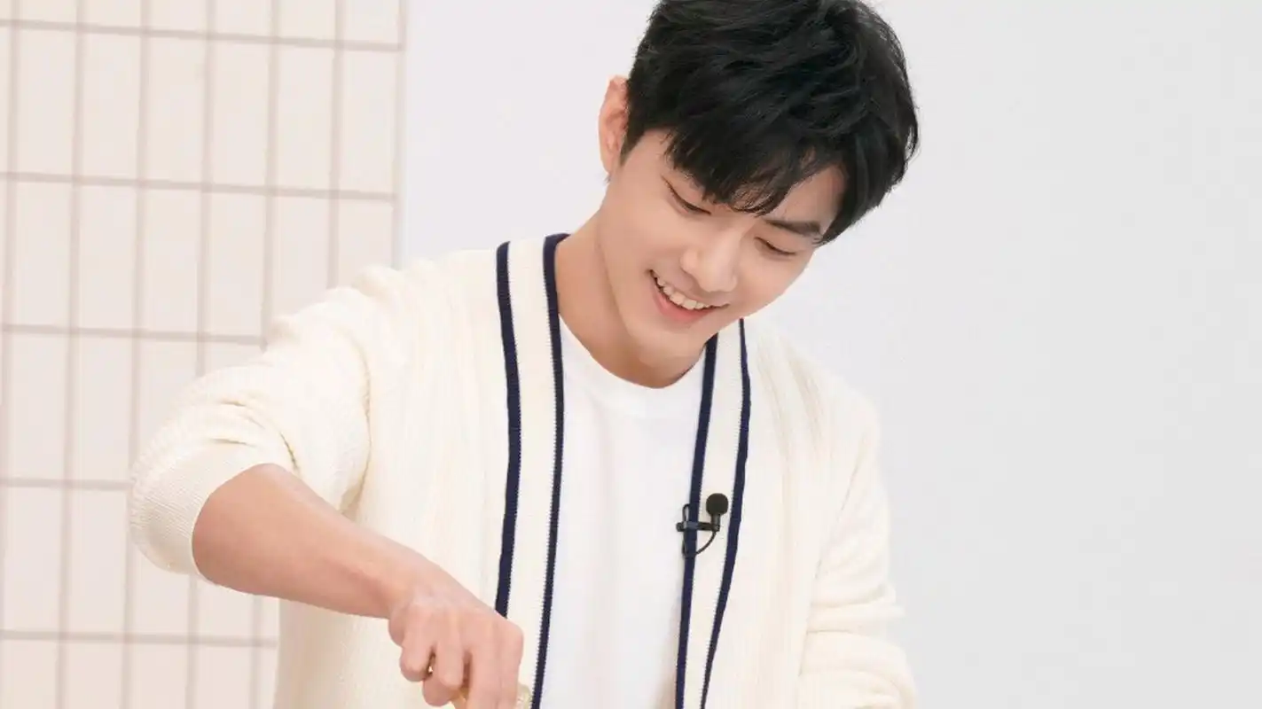 肖战白色开衫造型很暖