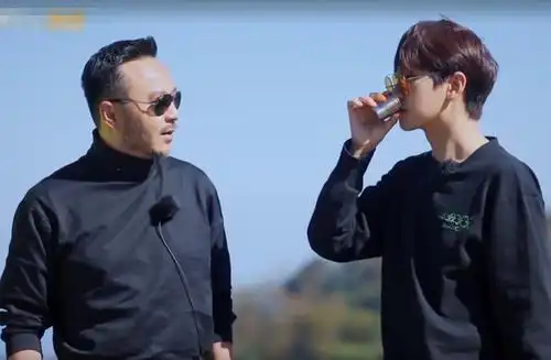 汪涵忽悠汪苏泷喝"牛粪汤",看到汪苏泷的举动后,姜妍遭殃了!