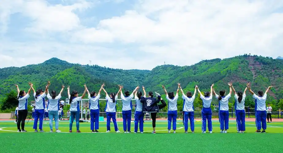 古蔺县实验学校创意毕业照诠释如诗青春