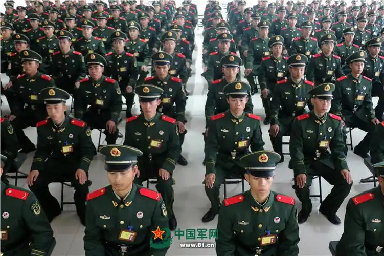 军旅成人礼直击百名99后武警新兵授衔仪式