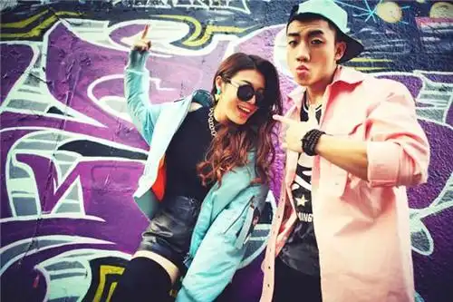 lokey低调组合现身酷狗直播 吃货本性完全暴露