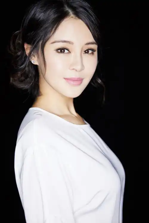 关悦最新大片曝光灵动微笑诠释明媚清欢