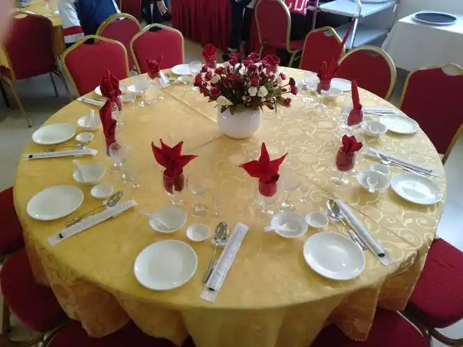 餐饮与服务课,中餐宴会摆台中餐宴会摆台基本标准餐桌摆台有讲究中餐