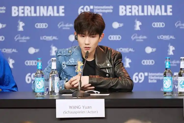 王源拼接夹克配黑皮裤个性十足 自在少年彰显沉着魅力