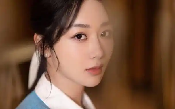 近日,人气演员杨紫在社交媒体上晒出一组新照片,引起了不少关注.