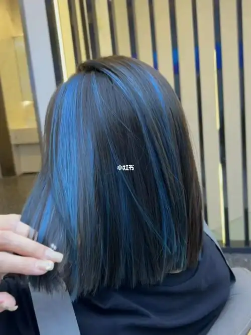 放假一定染尝试雾霾蓝挑染发色真的太好看