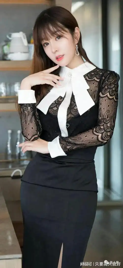 穿黑色蕾丝长裙的美女如贵妇一般美丽高贵