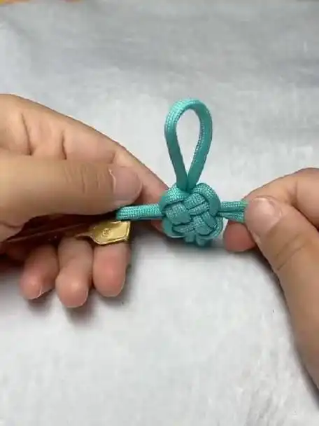自己拿一个好看的绳子做一个中国结钥匙扣钥匙就不容易丢了