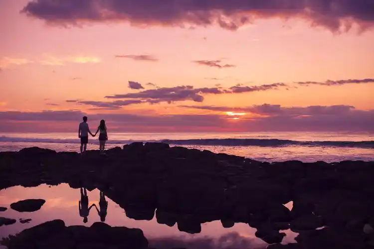 夕阳下恩爱的情侣图片情侣甜蜜爱人