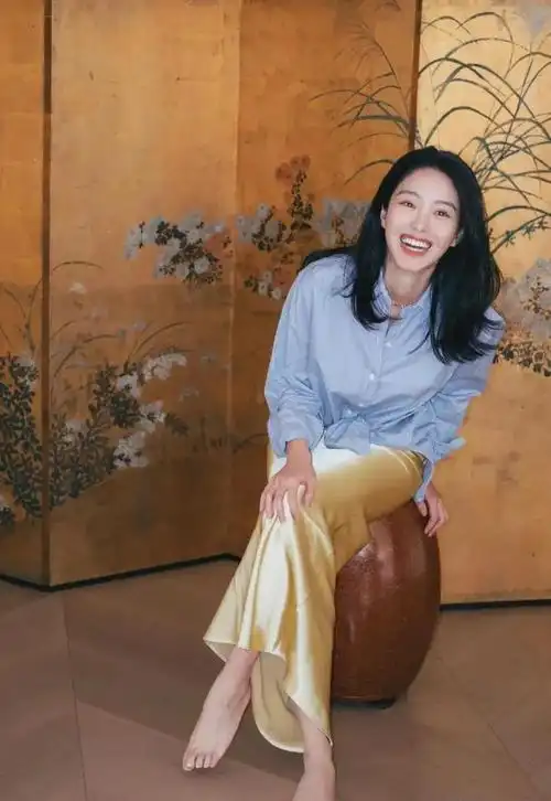 小时候的杨采钰,可是个家喻户晓的小童星.