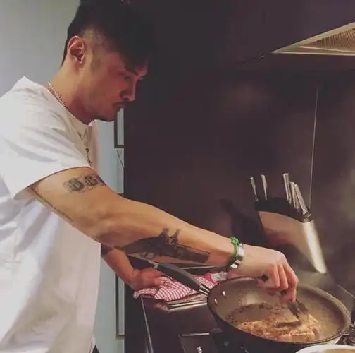 好基友彭于晏也是tee恤爱好者,身着的也是余文乐自创的mdns条纹衫