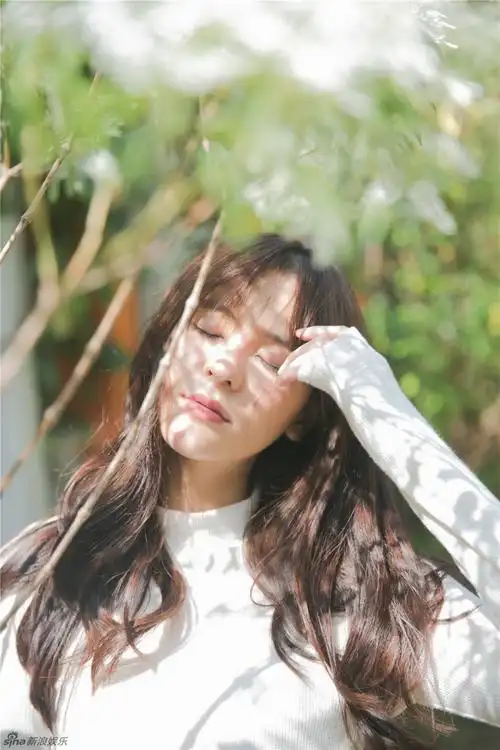 aom李海娜漫步花海