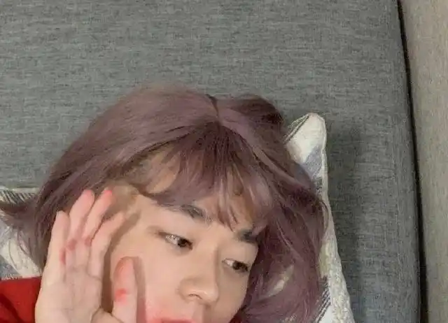 马蓉躺地自拍火了,网友晒出自己cos照,模仿出了精髓