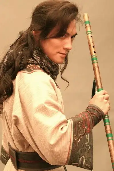 严宽饰演浪子燕青.