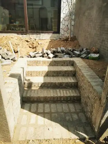 小院台阶工程已经完工.