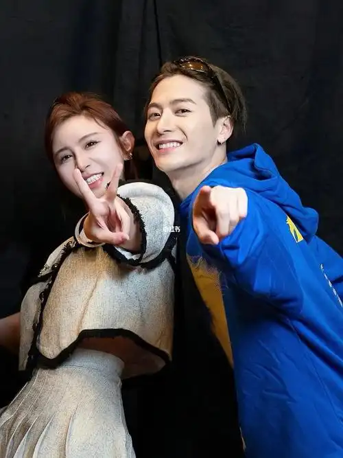 干货跟王嘉尔一次拍两张合照的秘诀70