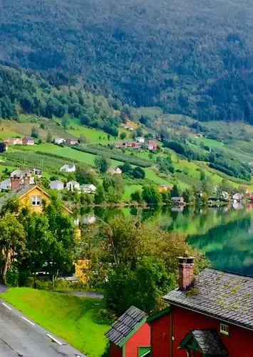 挪威,峡湾小镇秀丽迷人的湖光山色风景!于2019年8月19日雨中漫步拍影!