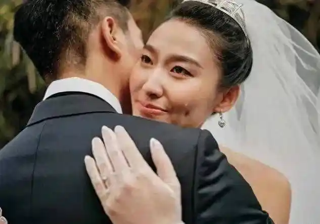 据说纪焕博和维密天使何穗也有过短暂的婚姻不知道是否真假?