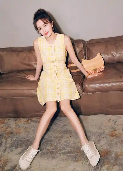 秦岚是什么仙女?白过礼服不说,脚踩三根"钢丝"的腿让人心动!