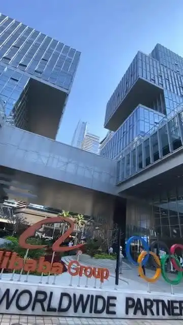 阿里巴巴总部位于杭州市余杭区,建筑物非常宏伟,大企业就是牛!