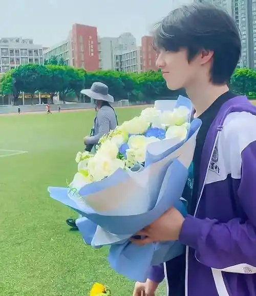 刘耀文挑战当服务员,素颜烤肉的样子迷人,旁边男士一直盯着他_身高