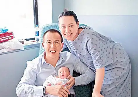 李泽楷跟梁洛施诞下长子长治时,广发照片给传媒,之后再产双胞胎(资料