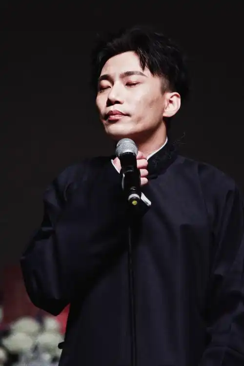 何九华:粉大褂有点勒