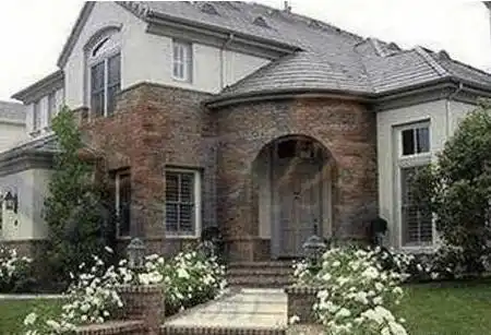 这是林志颖在台北的豪宅,外观看起来就是豪宅了,门前的风景可是真够