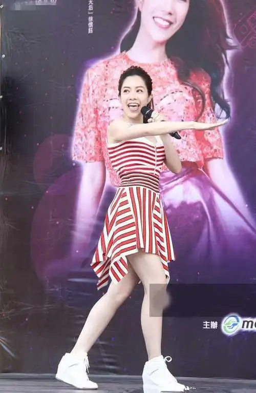 复出后的徐怀钰,也尝试过走性感的路线,上身大玩透视薄纱,露出明显的