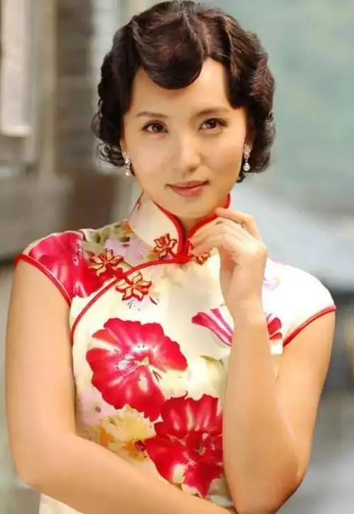 陈数,宋轶纤细修长的身材,陈好是比较丰腴饱满的类型,穿上旗袍之后