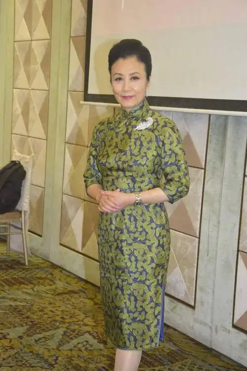 好学!72岁汪明荃与老公齐学写毛笔字,曾因不能生子遭婆婆冷语