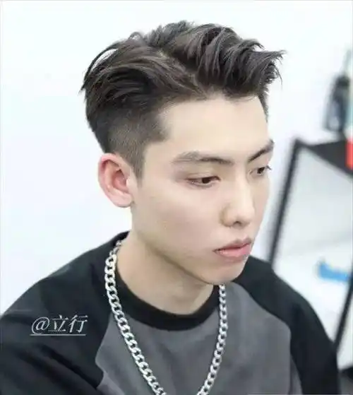 三七侧背发型,纹理烫能让头发保持自然的同时,增强发型的纹理感.