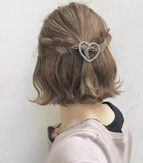 小女人短发半扎 2022年开春发型_时尚扎发 - 美发站