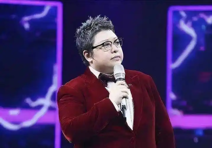 49岁韩红暴瘦后练书法,面容憔悴,身体健康状况引担忧_雍西_活动_母亲