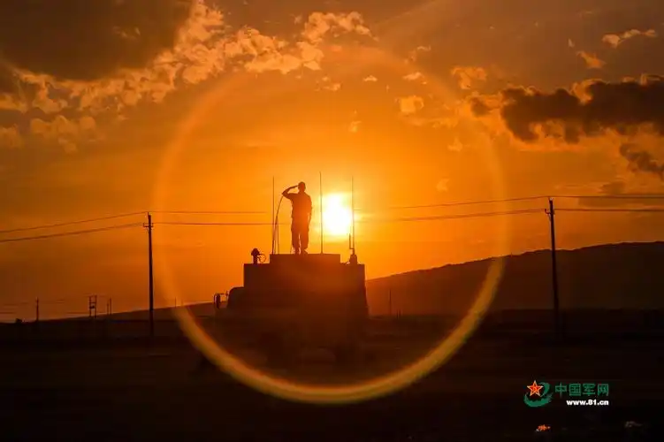 夕阳下敬礼.王祥林摄