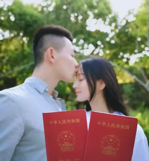 张馨予桃花树下亲系同心结何捷朋友圈中许下诺言一生呵护