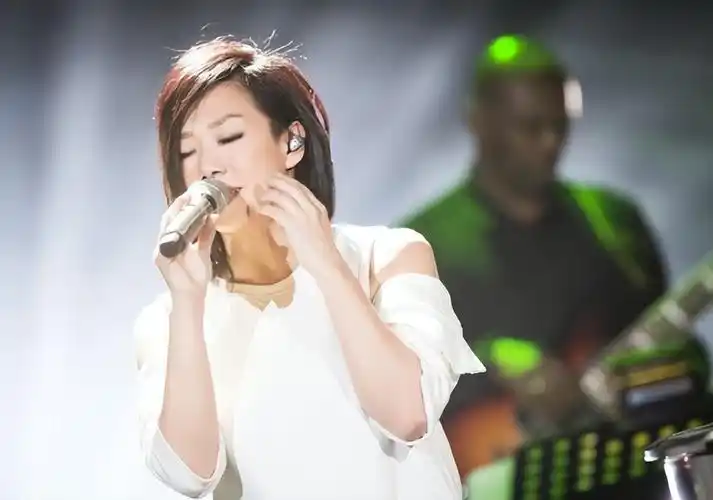 回顾歌手林忆莲李宗盛为她离婚陈辉虹等她20年今却孤单一人