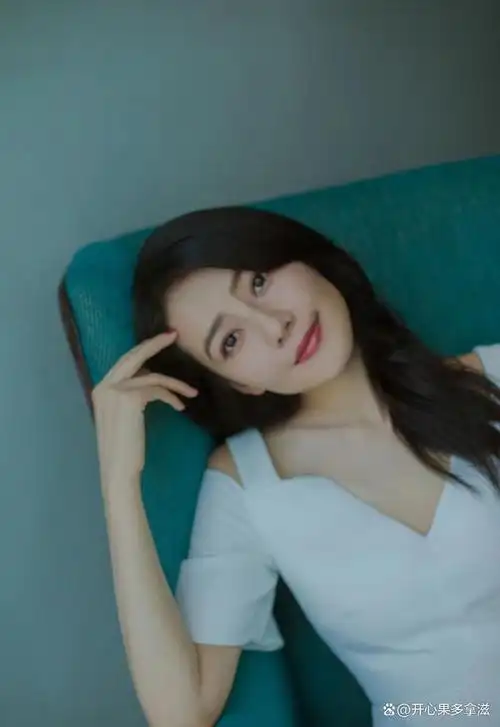 高圆圆低领露肩鱼尾裙,容貌姣好温婉优雅,人美如画!