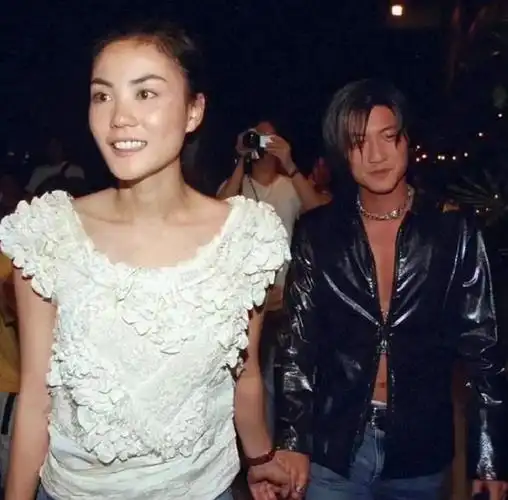 王菲谢霆锋度假归来机场合体如老夫老妻5秒细节拉爆了