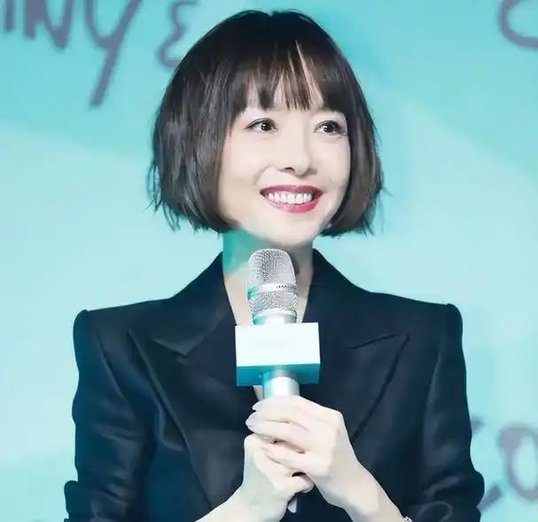 知名主持陈鲁豫现身意大利,瘦成排骨胸筷子腿,曾表态从不吃主食