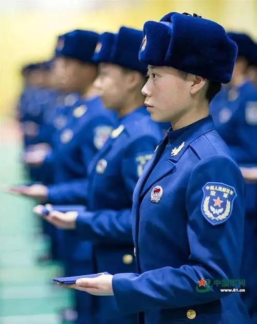 巾帼不让须眉!空军女兵在新兵连的最后一天