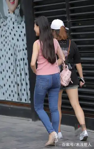 街拍:牛仔裤的紧缚作用,整体线条被勾勒来了!