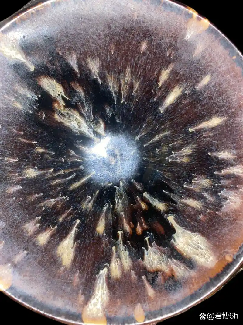 图一图二是闻名于世的北宋定窑黑釉碗,她有个好听的名字叫天外飞仙.