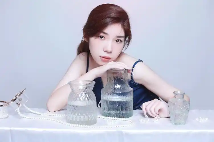 清透干净的玻璃女孩