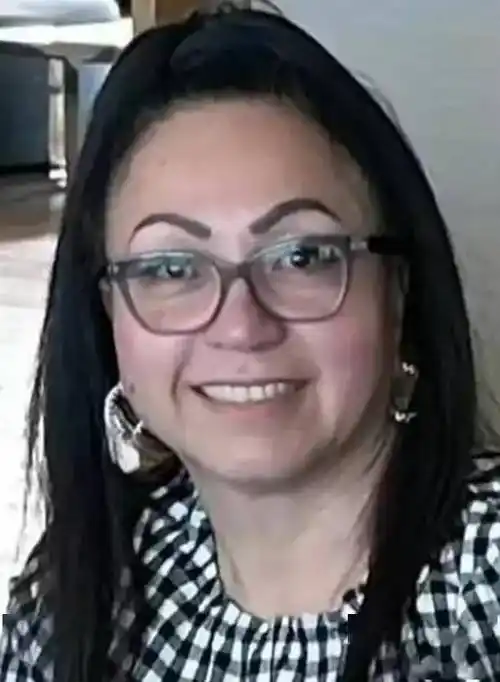 13万年薪,却坐拥31套豪宅80辆跑车!美国硬核大妈诈骗了美国军方1个亿.