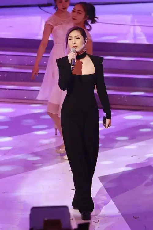 奔5的杨千嬅真是不服老染金发穿渔网上衣造型堪比小姑娘